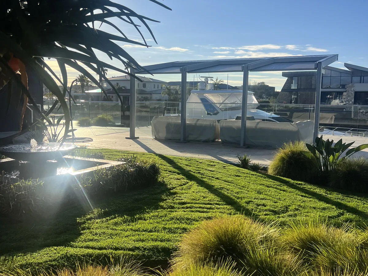 A holiday home garden kept guest ready above the water at Safety Beach